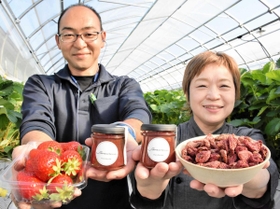 イチゴと新商品をＰＲする岡本富恵さん（右）と谷井啓人さん＝たにい農園