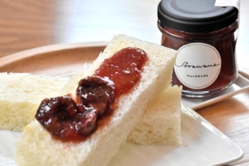 乾燥したイチゴが味のアクセントになっている「干しいちごジャム」＝おうちごはんｃａｆｅそらまめ