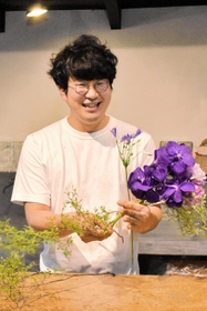 花屋ぼたんを開いた三枝元さん。「ここが人に会いに来る場所になればいいんですけどね」と笑顔を絶やさない＝三木市芝町