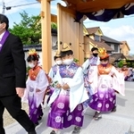 華やかな衣装に身を包み練り歩く子どもたち＝三木市上の丸町