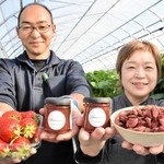 イチゴと新商品をＰＲする岡本富恵さん（右）と谷井啓人さん＝たにい農園