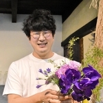 花屋ぼたんを開いた三枝元さん。「ここが人に会いに来る場所になればいいんですけどね」と笑顔を絶やさない＝三木市芝町