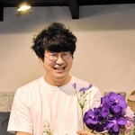 花屋ぼたんを開いた三枝元さん。「ここが人に会いに来る場所になればいいんですけどね」と笑顔を絶やさない＝三木市芝町