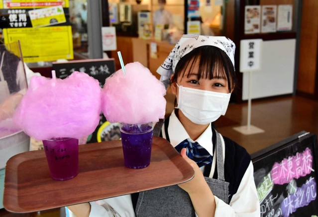 三木東高生が考案したアジサイ色のジュース＝三木市別所町高木