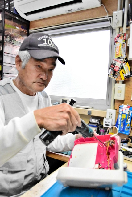 おもちゃを修理する「みきおもちゃ病院」事務長の森本秀明さん＝三木市鳥町