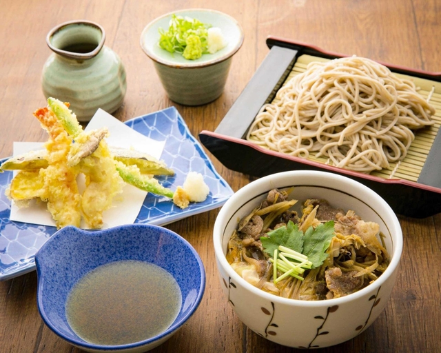 播州百日鶏の親子丼など３種類の丼を選ぶことができる「ミニ丼とおそば」（一華庵い志川提供）