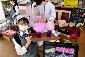 三木東高生が考案したアジサイ色のジュース＝三木市別所町高木