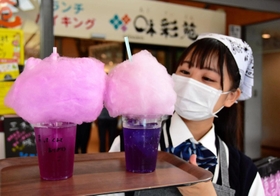 三木東高生が考案したアジサイ色のジュース＝三木市別所町高木