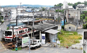 ホームに電車が入る神戸電鉄三木駅＝三木市末広１