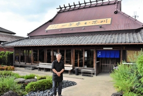 古民家を活用した店をオープンした石川亮介さん＝三木市志染町窟屋