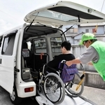 リフトカーに乗せてもらう車いす利用者＝三木市内