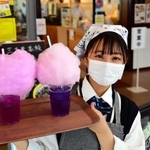 三木東高生が考案したアジサイ色のジュース＝三木市別所町高木