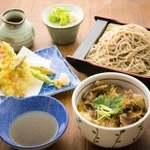 播州百日鶏の親子丼など３種類の丼を選ぶことができる「ミニ丼とおそば」（一華庵い志川提供）