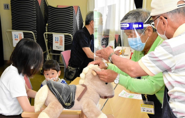 子どもたちが持ち込んだおもちゃを修理するおもちゃドクターら＝三木市末広１