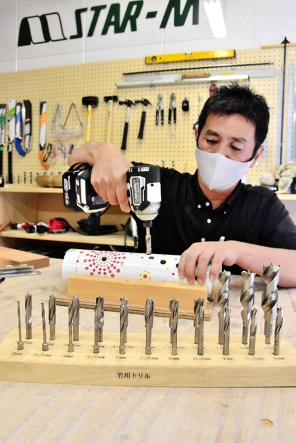 竹あかりの作り方を実践するスターエムの社員＝三木市別所町東這田