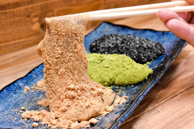 黒本わらび粉を使用したわらび餅。きな粉や抹茶、黒ゴマをまぶして
