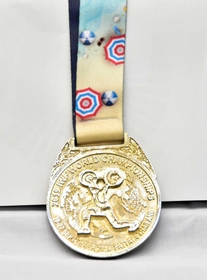 山本選手が２０１９年の世界選手権で獲得した金メダル＝三木市役所