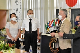 激励を受ける山本選手の父英雄さん（中央）と母芳江さん（左）＝ともえ会館