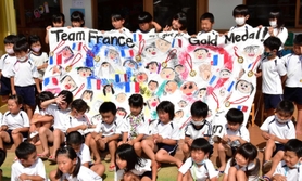 神和認定こども園の園児が作ったフランス陸上競技チームへの応援旗＝三木市加佐