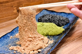 黒本わらび粉を使用したわらび餅。きな粉や抹茶、黒ゴマをまぶして