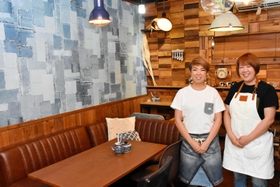 デニム地の壁面が特徴的な店内＝三木市大村、黒本わらび餅葵庵