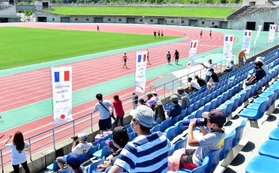 フランスチームの練習を見学する市民ら＝三木総合防災公園陸上競技場