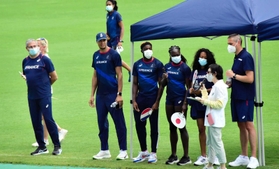 参加者が選手に質問する時間も設けられた＝三木総合防災公園陸上競技場