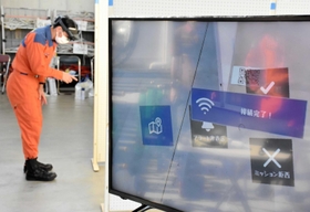 画面には隊員がＡＲグラスで見ている状況が映し出された＝県広域防災センター