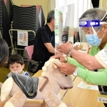 子どもたちが持ち込んだおもちゃを修理するおもちゃドクターら＝三木市末広１