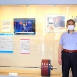 応援コーナーの展示と山本選手の母芳江さん（右）と父の英雄さん＝三木市役所