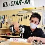 竹あかりの作り方を実践するスターエムの社員＝三木市別所町東這田