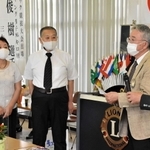 激励を受ける山本選手の父英雄さん（中央）と母芳江さん（左）＝ともえ会館