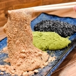 黒本わらび粉を使用したわらび餅。きな粉や抹茶、黒ゴマをまぶして