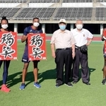 兵庫県三木市内のたこ愛好家らでつくる「三木凧の会」が３０日、県立三木総合防災公園（同市志染町三津田）陸上競技場を訪れ、東京五輪に向けて合宿に取り組むフランス陸上競技チームにたこを贈った。選手らは早速、競技場内でたこ揚げに挑戦し、夏の空に赤地のたこが舞い上がった。