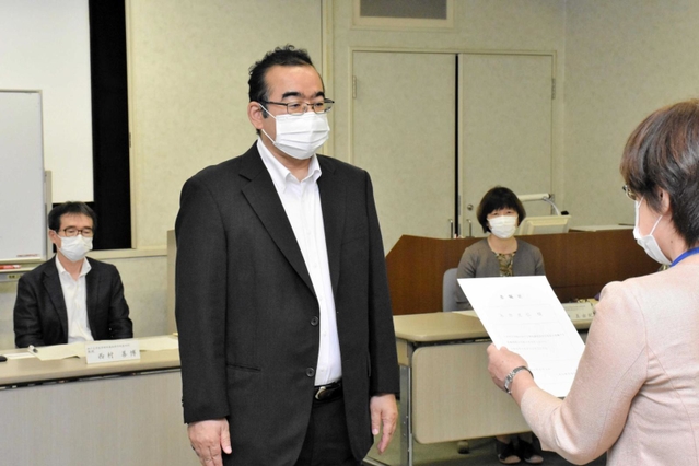 委嘱状を受け取る事故調査委員＝市立教育センター
