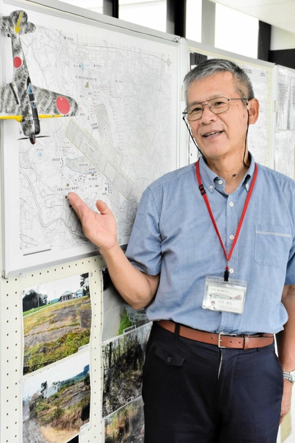 三木飛行場の地図を見ながら当時の状況を説明する宮田逸民さん＝三木市立中央図書館