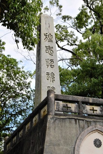 日本の近代戦争で命を落とした１６８８人の兵士を祭る忠魂碑＝三木市上の丸町