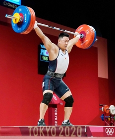 重量挙げ男子９６キロ級　スナッチで１６８キロに成功した山本俊樹＝東京国際フォーラム