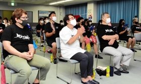 三木東高校で山本俊樹の試技を見つめる（前列左から）弟の秀樹さん、母芳江さん、父英雄さん＝三木市別所町小林