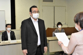 委嘱状を受け取る事故調査委員＝市立教育センター