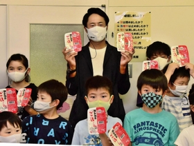 子ども食堂にレトルト食品を寄贈した小鯛竜也さん（中央）＝三木市本町２