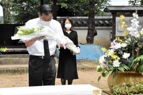 献花台に花を手向ける仲田一彦市長ら＝上の丸公園