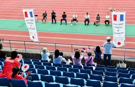 市民ら約８０人が参加した練習見学会＝県立三木総合防災公園陸上競技場