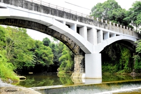 耐震工事を終え、リニューアルした御坂サイフォン橋＝三木市志染町御坂