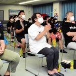 三木東高校で山本俊樹の試技を見つめる（前列左から）弟の秀樹さん、母芳江さん、父英雄さん＝三木市別所町小林