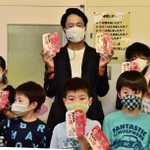 子ども食堂にレトルト食品を寄贈した小鯛竜也さん（中央）＝三木市本町２
