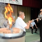 聖火をランタンに移す加西市の西村和平市長（右）ら＝西脇市西脇