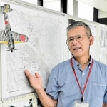 三木飛行場の地図を見ながら当時の状況を説明する宮田逸民さん＝三木市立中央図書館