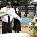 献花台に花を手向ける仲田一彦市長ら＝上の丸公園