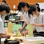 カプセルを受ける構造物を作る生徒ら＝小野市総合体育館